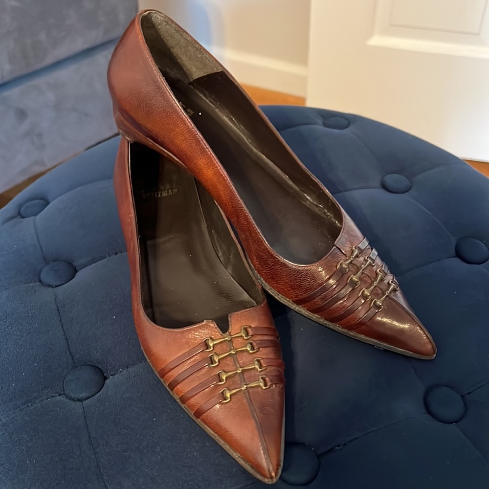 Stuart Weitzman Kitten Heel Leather Shoes. Brown with brass detail. Size 6.5